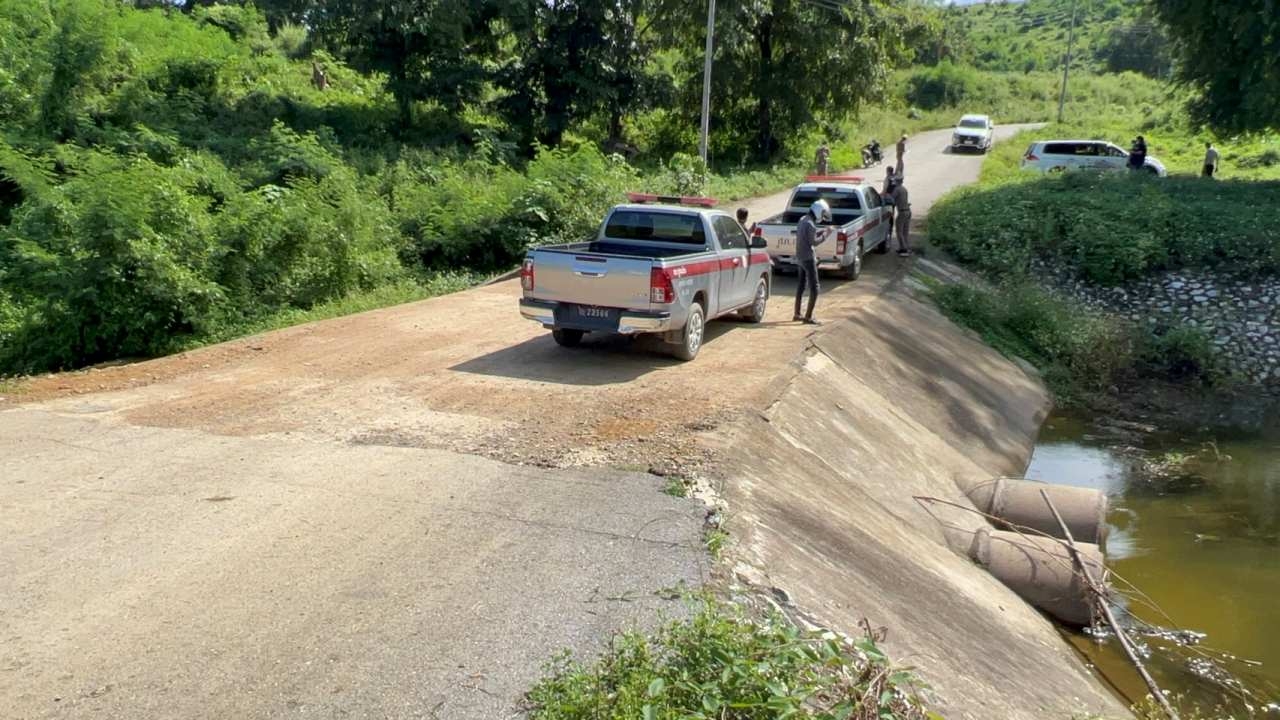 ตำรวจสูงเม่นพาน้องมิ้ว เหยื่อรุมทำร้ายชี้จุดเกิดเหตุ เจ้าตัวยังขวัญผวา