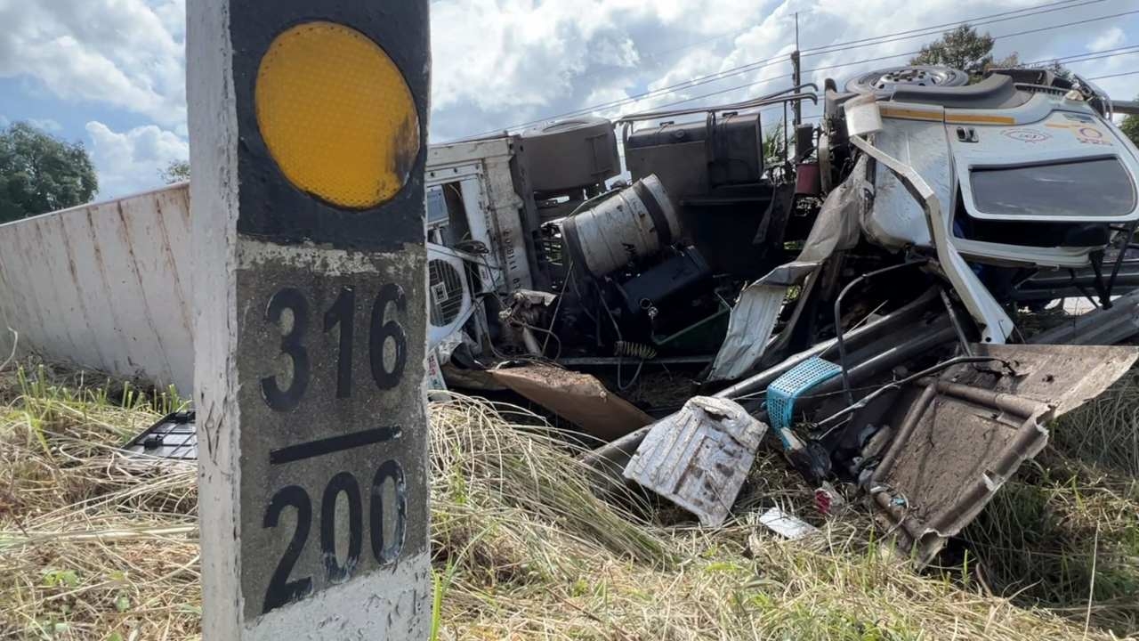 รถบรรทุกพลิกคว่ำ ตู้คอนเทนเนอร์ทับร่างคนขับแหลก ศีรษะหายบนถนนที่จันทบุรี