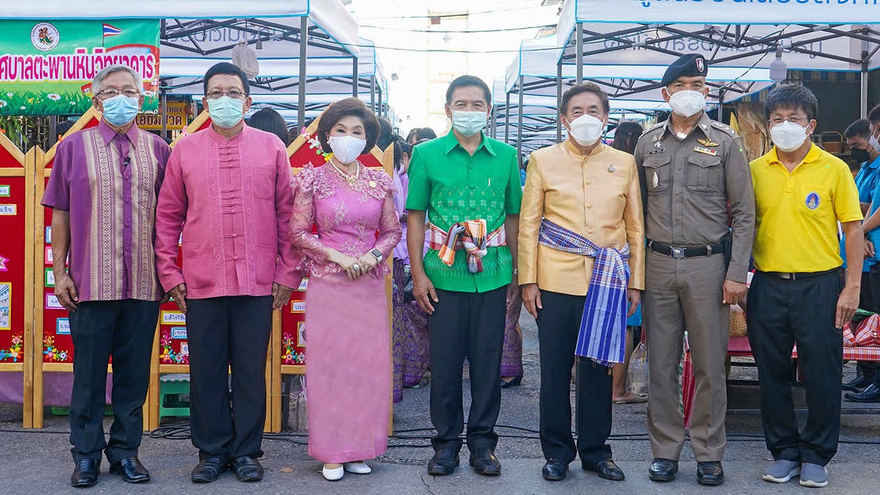 ผู้ว่าพิจิตร เปิด “ถนนคนเดินตะพานหิน” รับการเปิดประเทศ