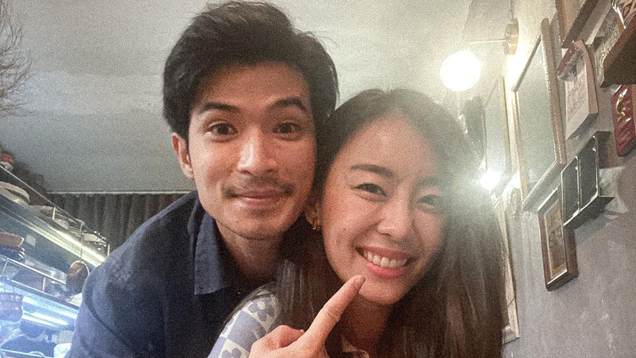 น่ารักน่าเอ็นดู “ตูมตาม-ยุทธนา” อ้อนแฟนสาว “อาหลี-อัฐริญญา” ออกสื่อ