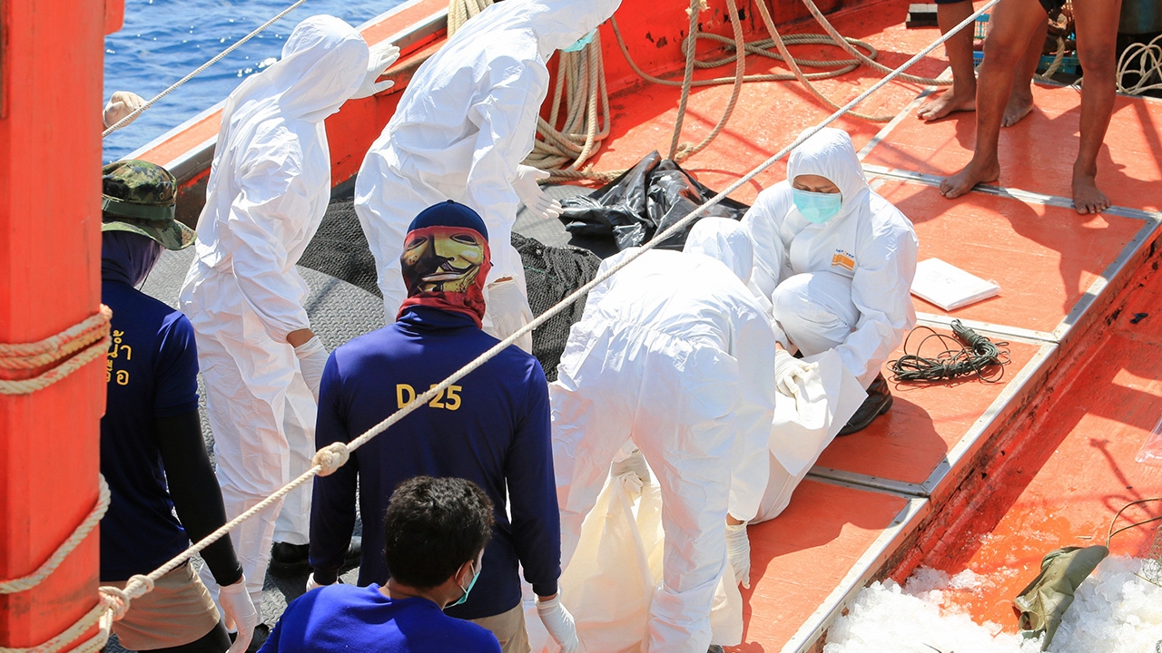 กองทัพเรือค้นหา 96 ชั่วโมง 4 ศพเรืออับปาง ติดในซาก ก้นทะเล น้ำขุ่นแถมคลื่นแรง