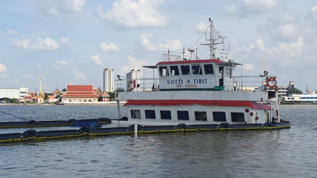 พฐ.เข้าเก็บหลักฐานเรือบรรทุกสินค้าชนกันกลางเจ้าพระยา พรุ่งนี้กู้เรือจม