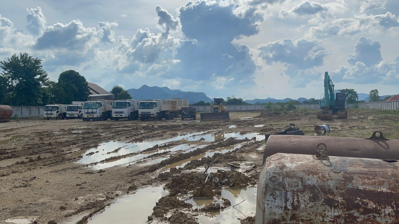 เจ้าของที่ถมดินสูง แจงอีกมุม ถมระดับเดียวกับถนน และที่อีกฝั่ง 