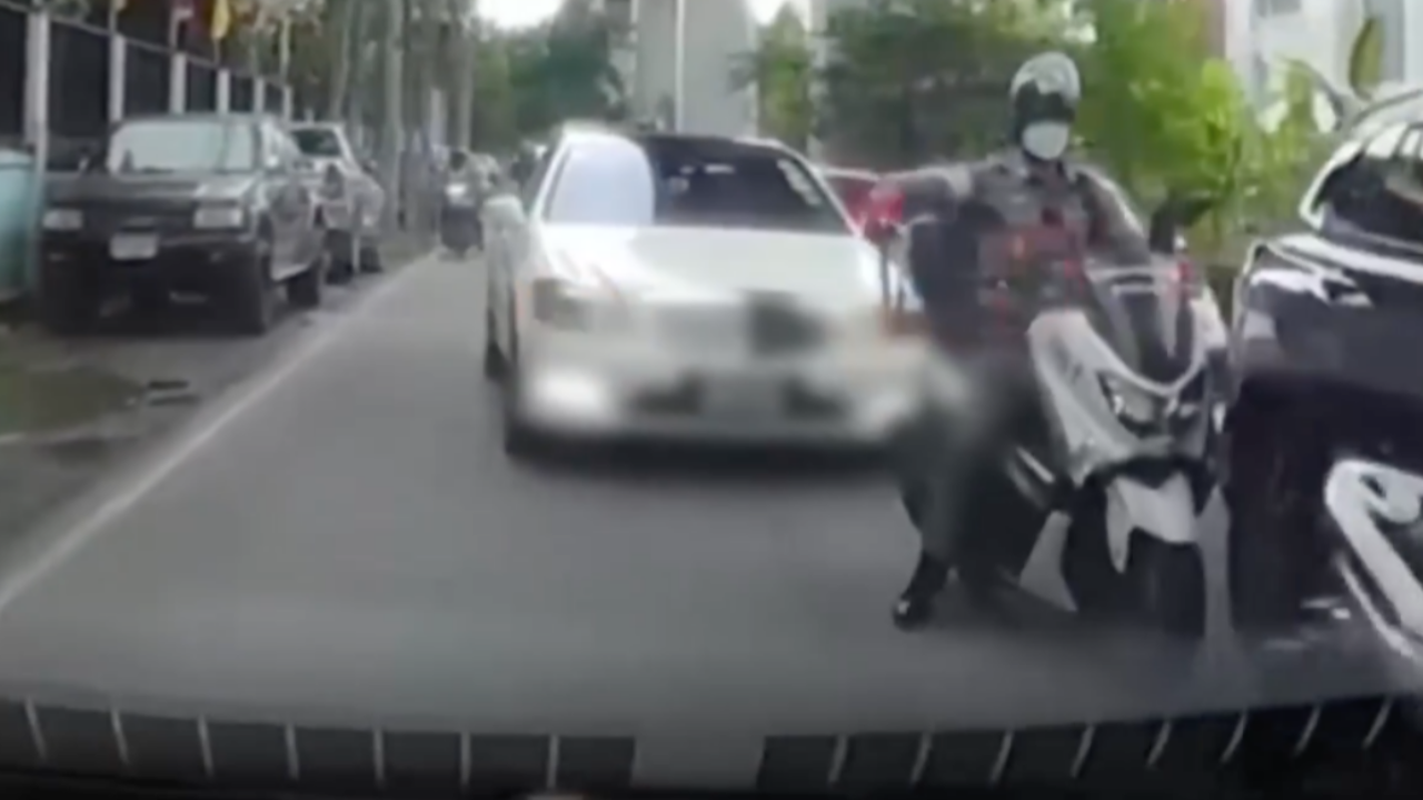 สาวใจเด็ด ลั่น "ไม่หลบ" หลังเจอขบวนวีไอพี มีตำรวจนำวิ่งเลนพิเศษ (คลิป)