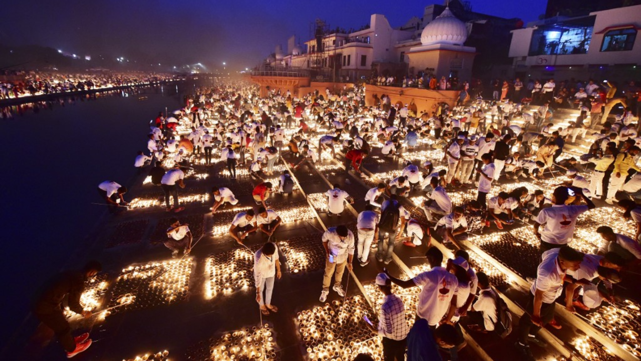 ชาวอินเดียฉลองเทศกาลแห่งแสงสว่าง "ทิวาลี" จุดตะเกียง 9 แสนดวงมากสุดในโลก 