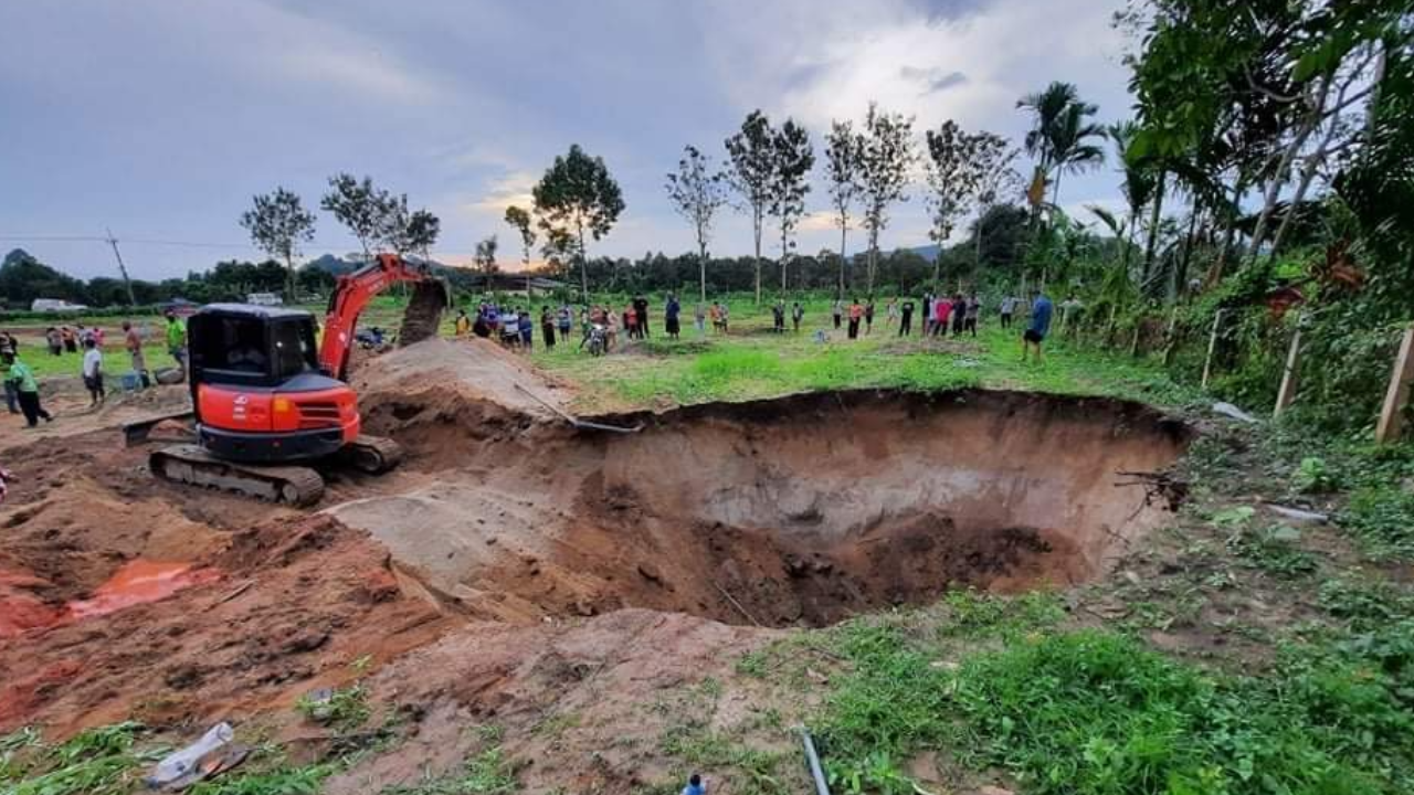 ดินถล่มฝัง "พ่อเฒ่า" หากว่า 10 ชม.ไม่เจอ ลูกจุดธูปวอนสิ่งศักดิ์สิทธิ์