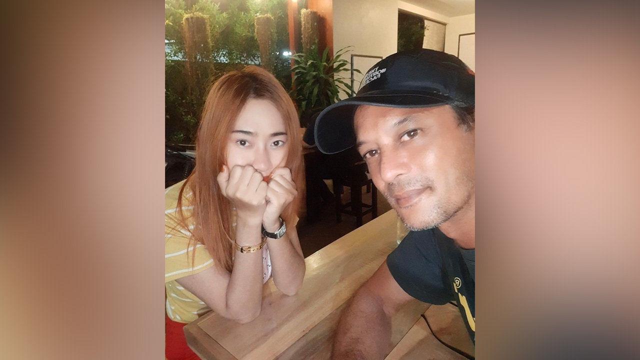 เบิร์ด พิทยา อดีตพระเอกวัย 50 เปิดตัวแฟนเด็กรักต่างวัยโชว์หวานออกสื่อ