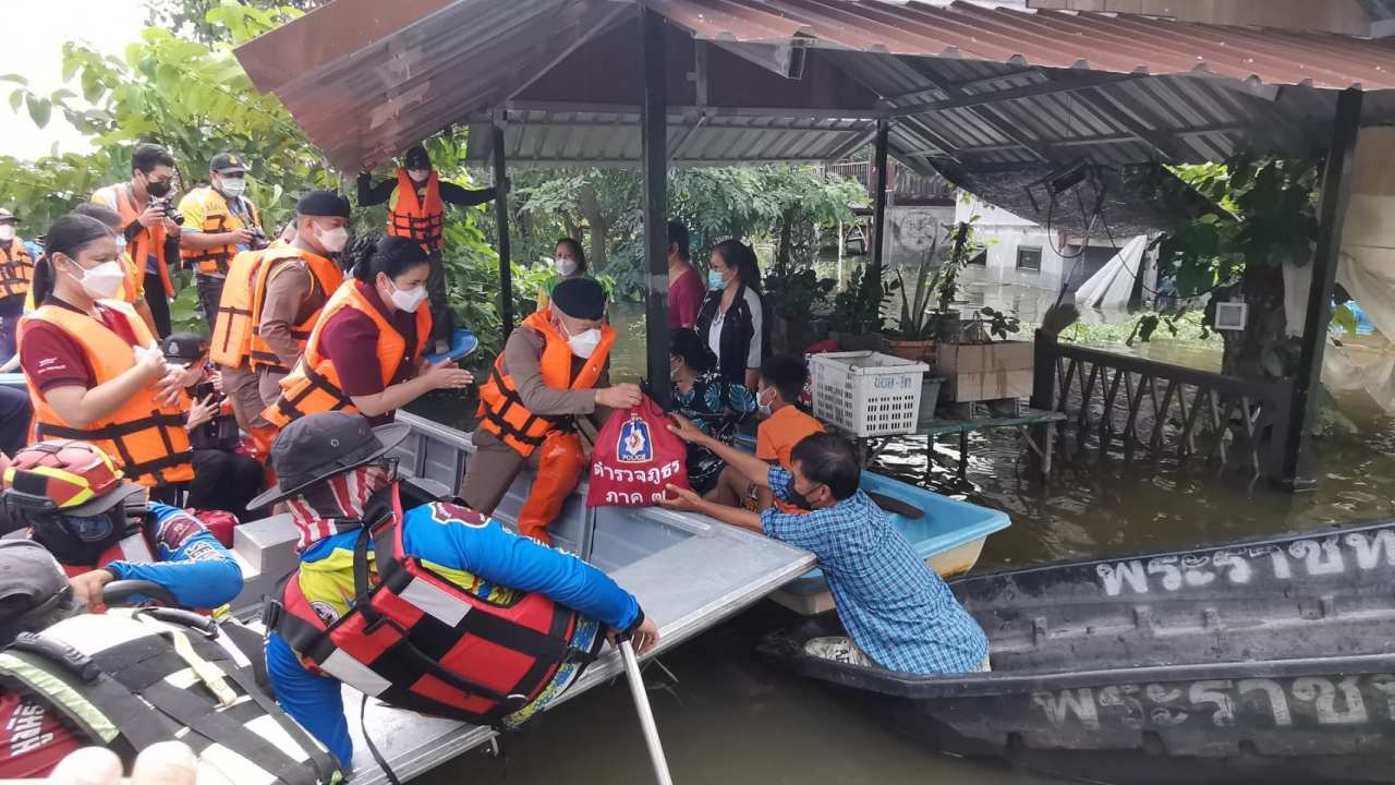 ผบช.ภ.7 นำทีมแม่บ้าน ตร.แจกของช่วยน้ำท่วมที่บางเลนและตลาด ร.ศ.122