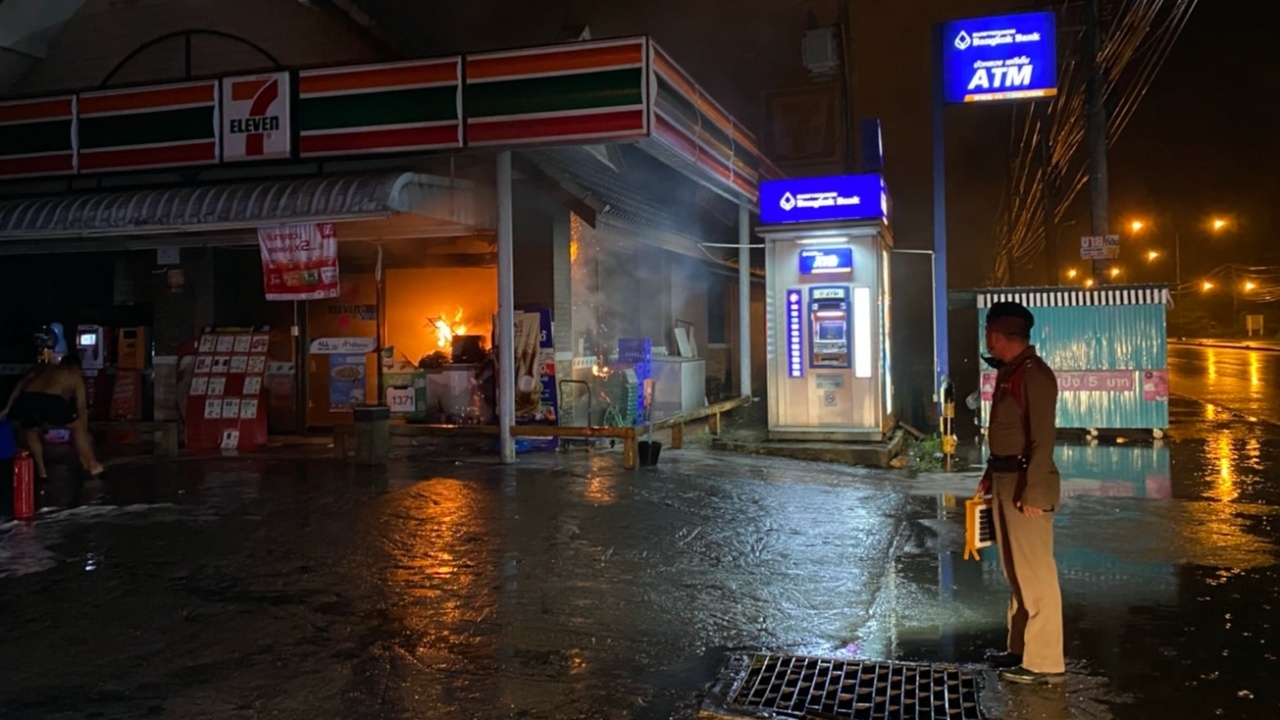 โจรบุกจี้เซเว่นฯ ได้ไปพันกว่าบาท น้ำมันราดเผาร้านวอด