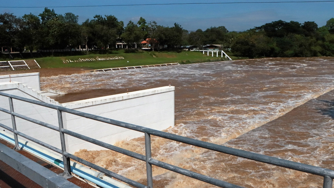 เมืองเพชรอ่วมเตือนชาวบ้านขนของหนีนํ้า ราชบุรีสังเวย 1