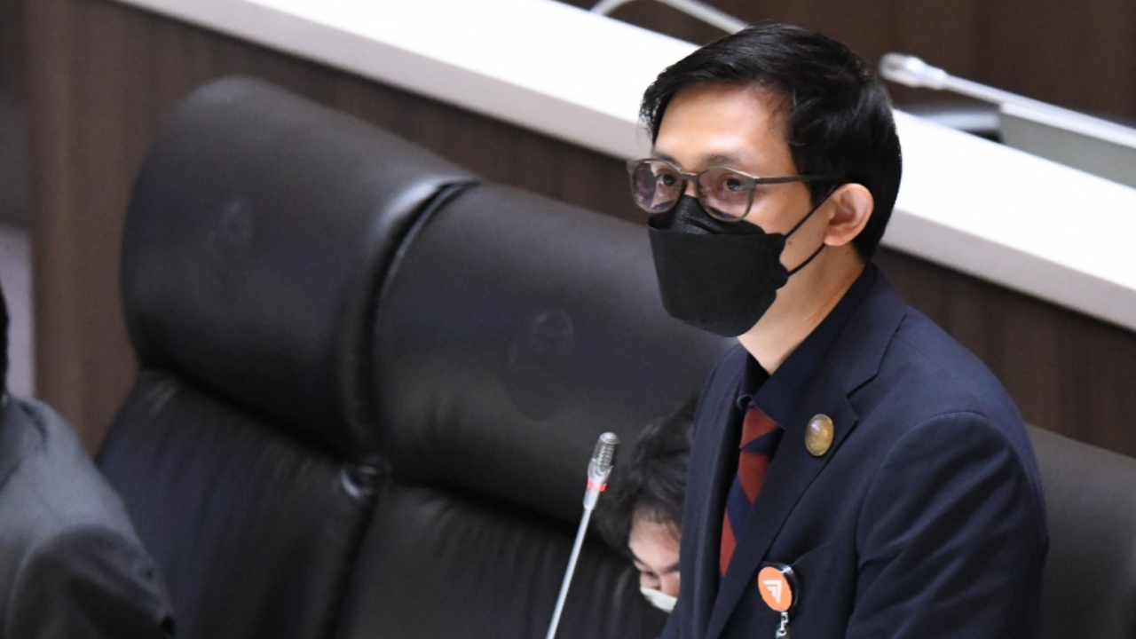 จิรัฏฐ์ ตั้งคำถาม 3 ข้อ พร้อมอยากรู้ห้องทำงาน กกต.อีก 6 คน มีตู้แช่ไวน์ หรือไม่