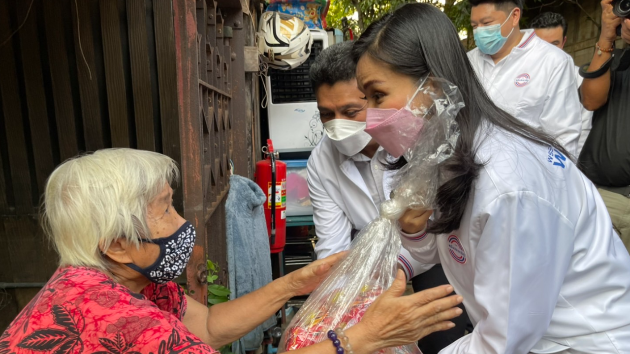 “นฤมล” ระดม ส.ส.พปชร.หอบถุงยังชีพเยี่ยมชาวบางพลัดที่ถูกน้ำทะเลหนุน
