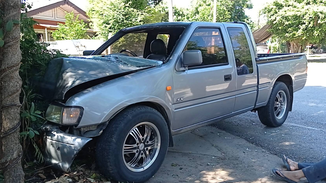 อุทาหรณ์มือใหม่ สาวสอนแฟนขับรถ แหกโค้งชนต้นไม้บาดเจ็บ