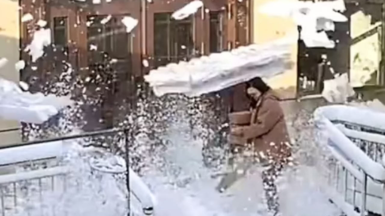 จีนหนาวหนัก นาทีระทึก แผ่นหิมะร่วงกราวจากหลังคา สาวรอดหวุดหวิด (คลิป)