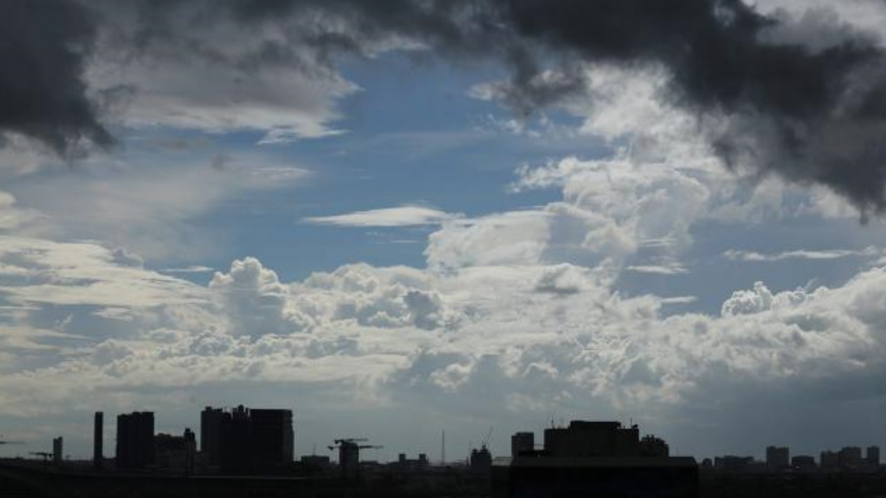 สภาพอากาศวันนี้ 4 ภาคตอนบน อากาศเย็น "ใต้" ฝนถล่ม ทะเลคลั่ง-คลื่นลมแรง