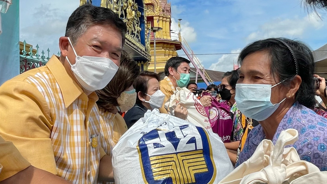 ส.ว.รุดมอบถุงยังชีพ พร้อมเงินจัดซื้อเรือไฟเบอร์ ช่วยชาวอ่างทอง