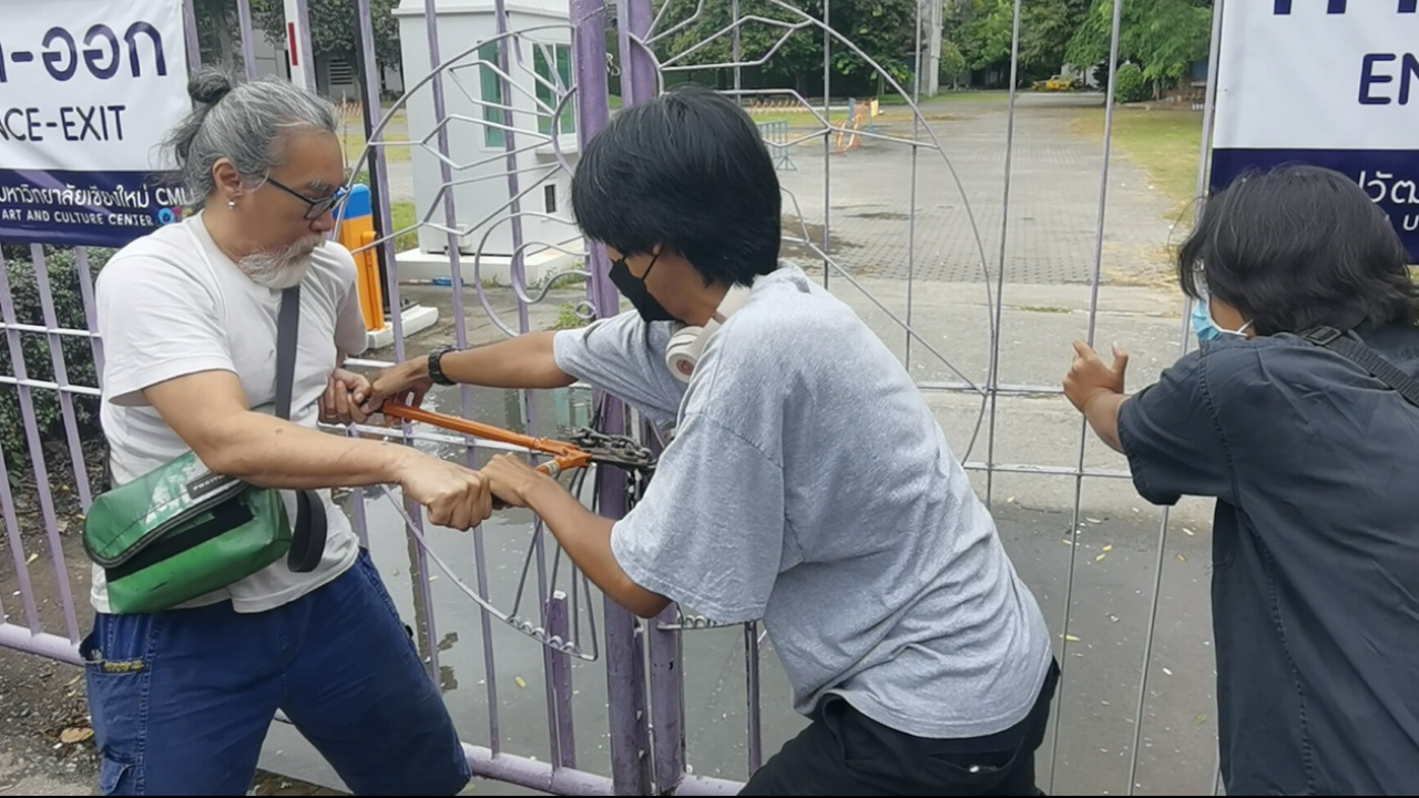 มช.เดือด อาจารย์-นักศึกษาบุกพังประตูหอศิลป์ ร้องถูกละเมิดสิทธิ์