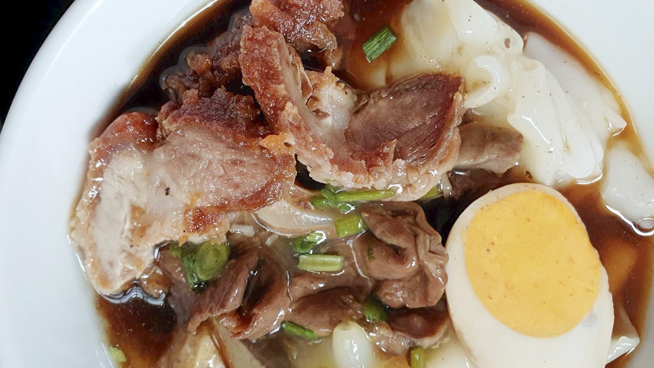 ก๋วยจั๊บสามทุ่ม @บางซื่อ เครื่องแน่นระดับตำนาน