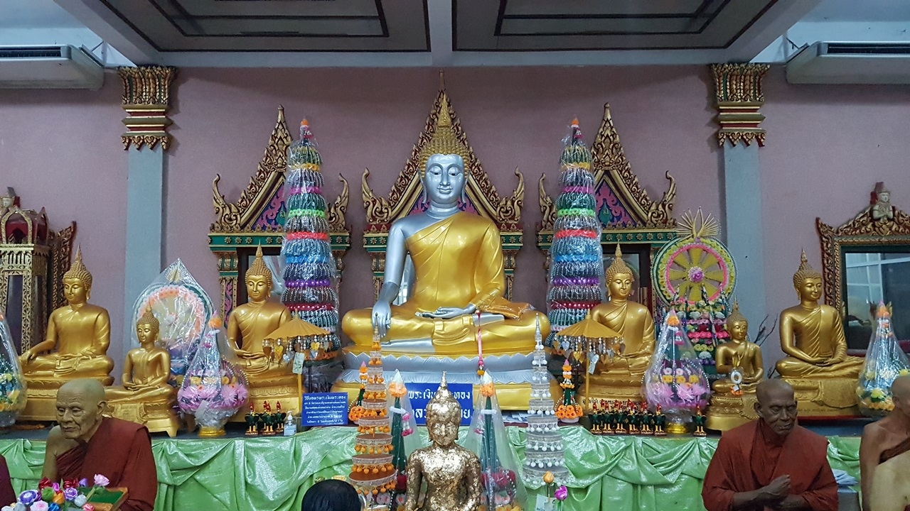 นักเสี่ยงโชคคึกคักก่อนหวยออก ขอเลขเด็ด "พระเงินพระทอง" วัดสว่างอารมณ์