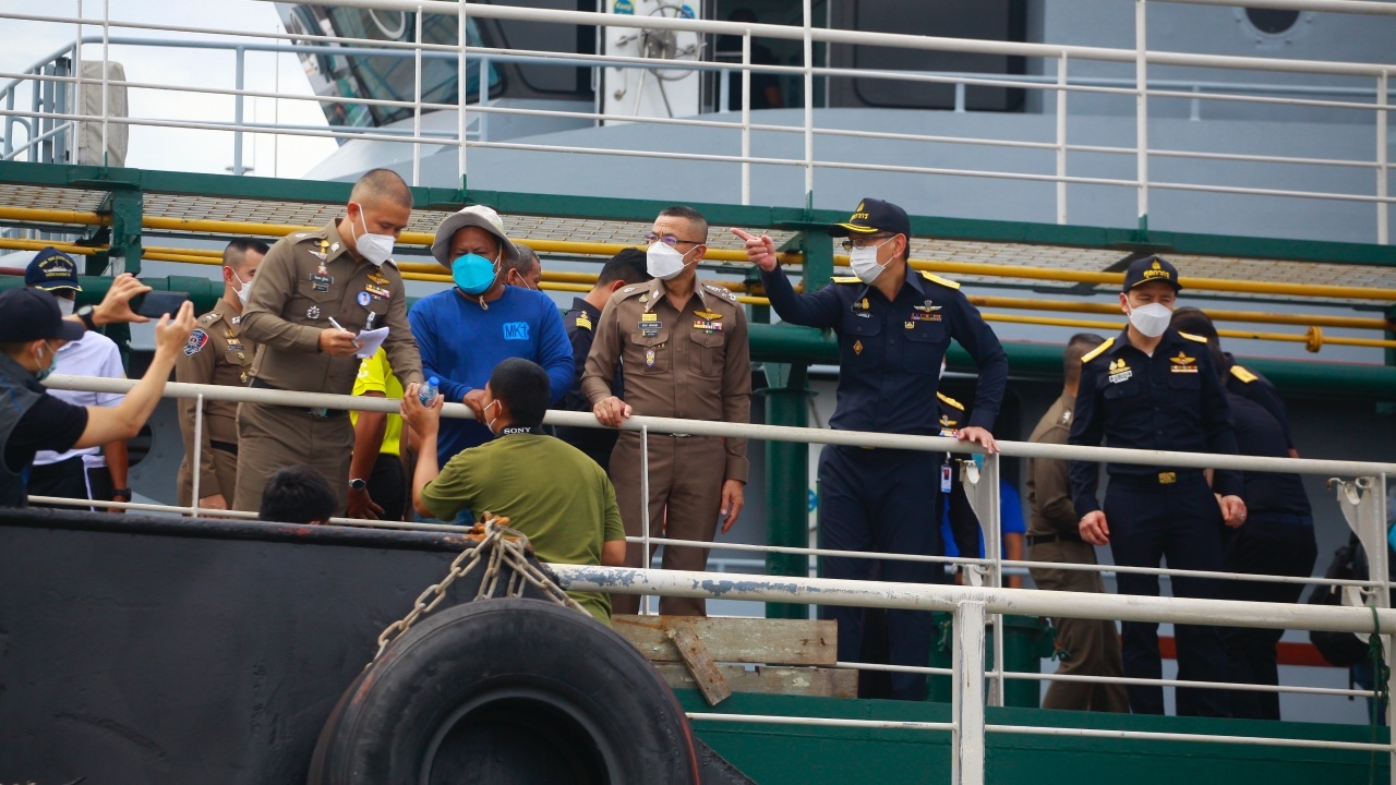 "บิ๊กปั๊ด" ปลื้มตำรวจน้ำ จับขบวนการลอบนำเข้าน้ำมันเถื่อน 1.2 ล้านลิตร