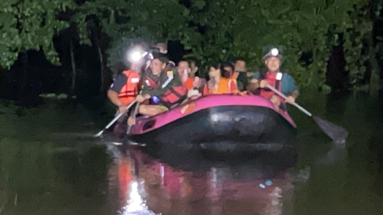 "นครนายก" น้ำทะลักจมรีสอร์ต 4 นทท.ติด จนท.ลุยเกือบครึ่งคันรถช่วยระทึก