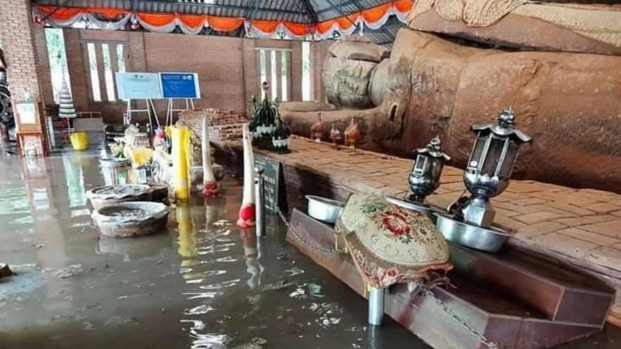 โคราช น้ำป่าท่วมองค์พระนอน อายุ 1,300 ปี ใหญ่ที่สุดในประเทศไทย