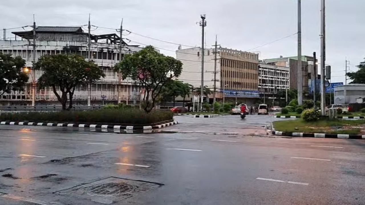 ม็อบอิสระเข้ามาปาะระเบิดลูกกระทบใต้ด่วนดินแดง-จนท.ลาดตระเวนเข้ม