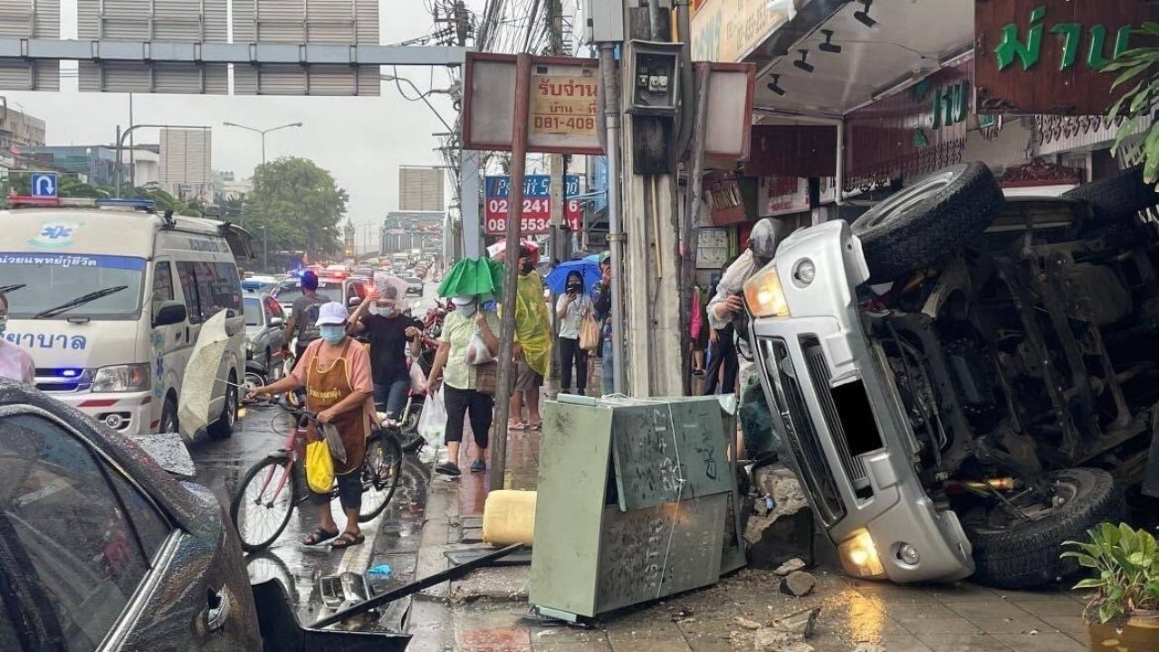 เจ้าหน้าที่เขตประเวศ ซิ่งกระบะฝ่าฝนลงสะพานซังฮี้ เสียหลักพลิกคว่ำ เจ็บ 4 ราย