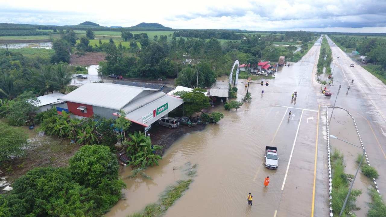พายุถล่มกบินทร์บุรีท่วมหนัก ถนน 359 ช่วงกม.44-45 น้ำสูง 30 ซม.ยาว 1 กม.