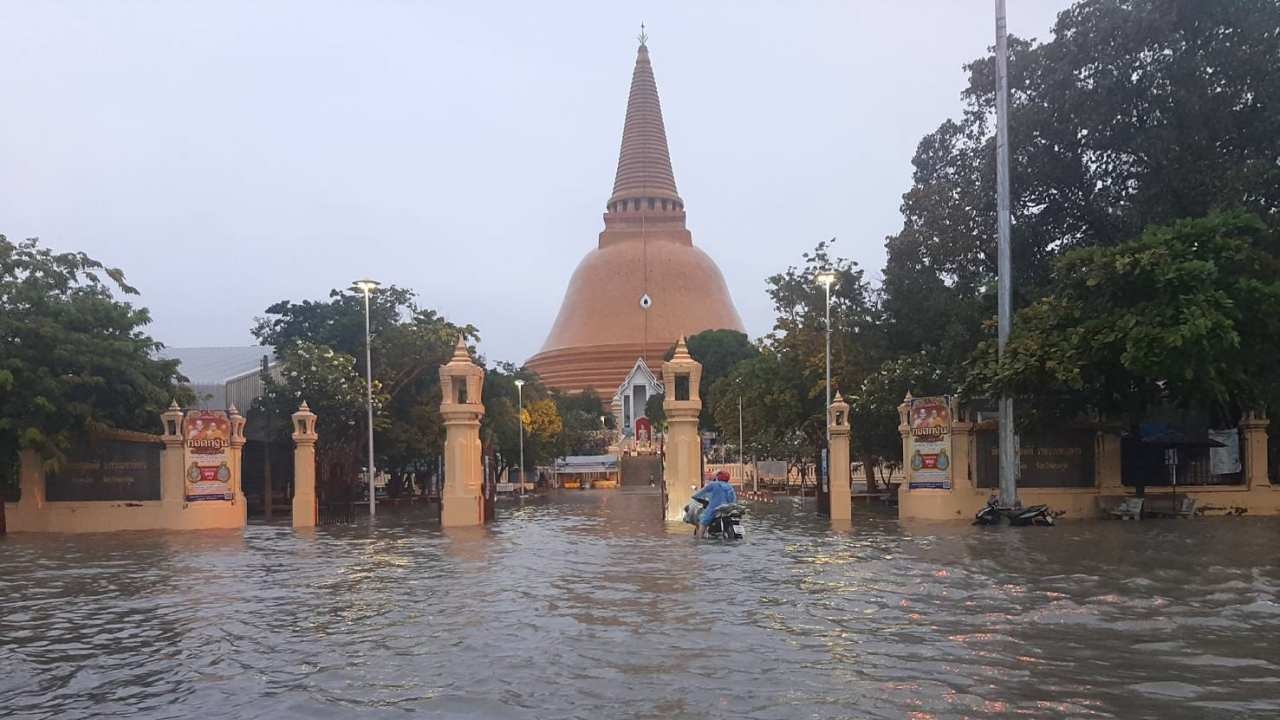 น้ำท่วมนครปฐม เอ่อทะลักหน้าองค์พระปฐมเจดีย์ เหตุฝนตกหนักระบายไม่ทัน
