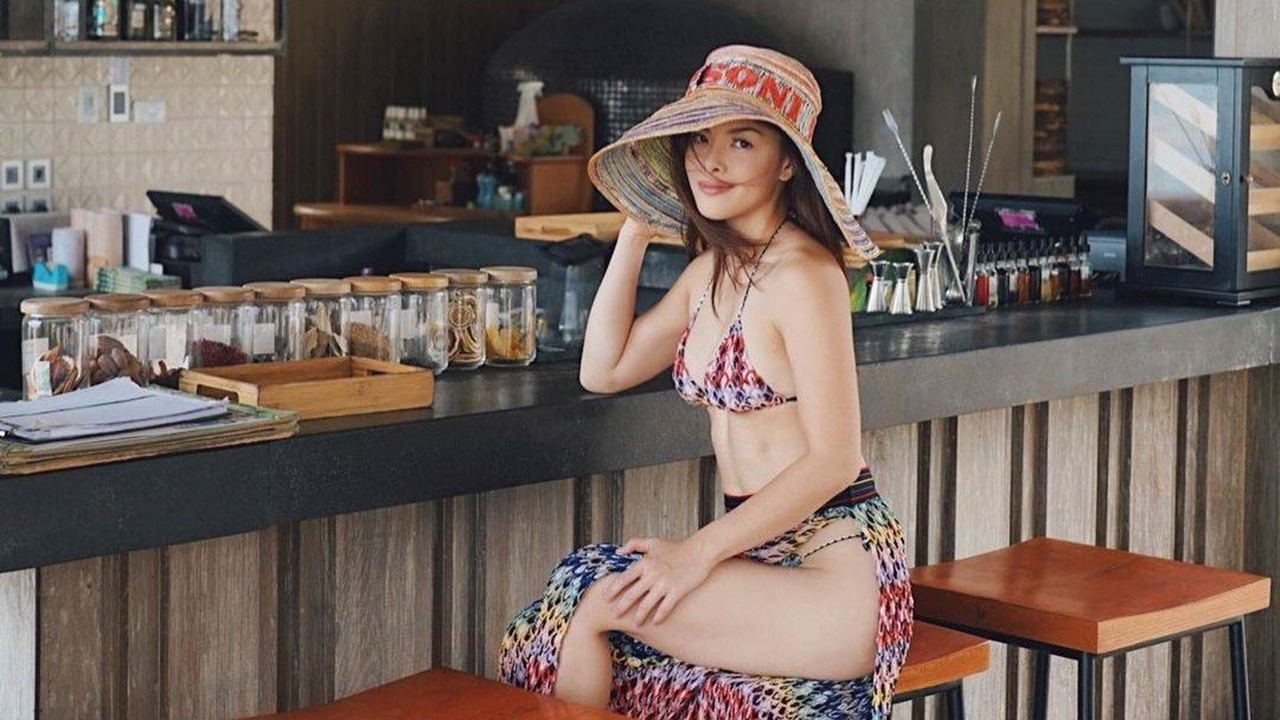 ลีเดีย ศรัณย์รัชต์ เผยความเซ็กซี่ในชุดบิกินีสีรุ้ง หุ่นแม่แซ่บมาก