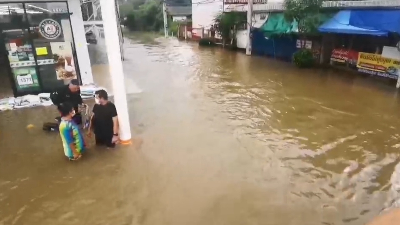 โคราชน้ำทะลักท่วมมิตรภาพซอย 4 หนักสุดในรอบ 11 ปี "ถนนกลายเป็นคลอง"