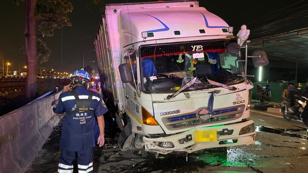 บรรทุก 2 คันชนกัน พลิกตะแคงทับหนุ่มผู้ช่วยทันตกรรมขี่ จยย.ดับสลด