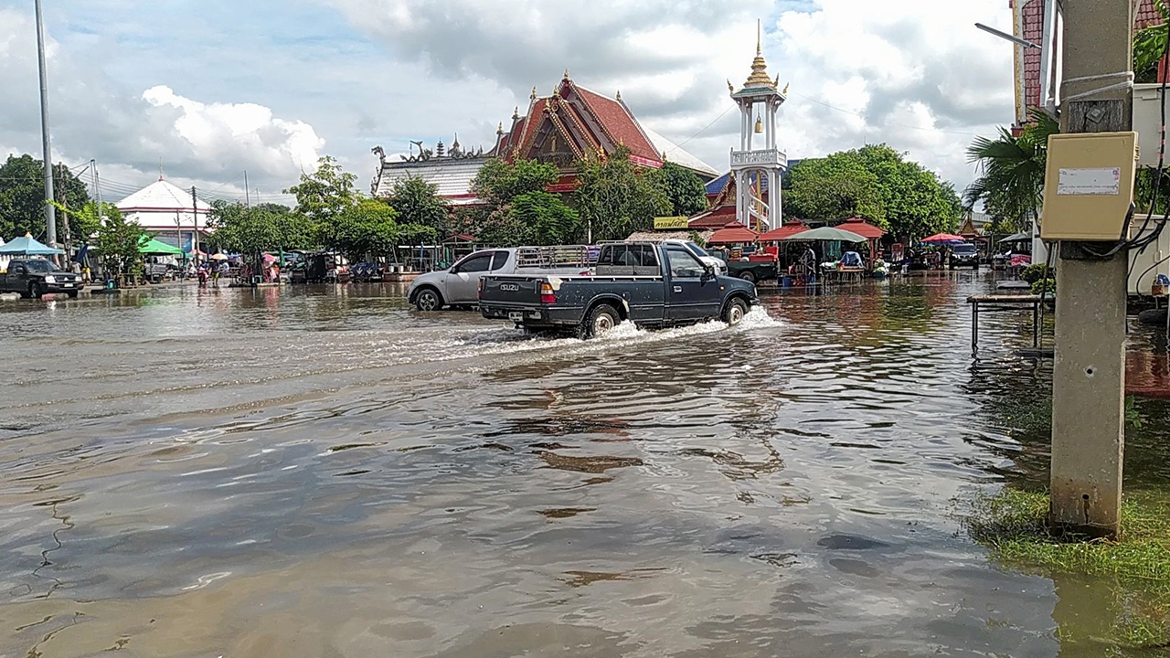 นครชัยศรีวิกฤติ ท่าจีนล้นจมมิด ท่วมบ้านชุมชนริมนํ้า "กาญจน์" หนักใน 20 ปี