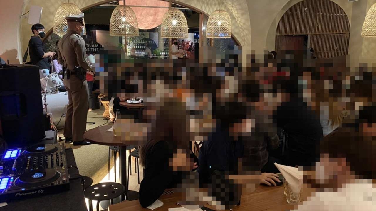 จับร้าน "ทาปาส" แอบขายสุรา นักเที่ยวโดน 93 ราย ฝ่าฝืน พ.ร.ก.ฉุกเฉิน-มั่วสุม