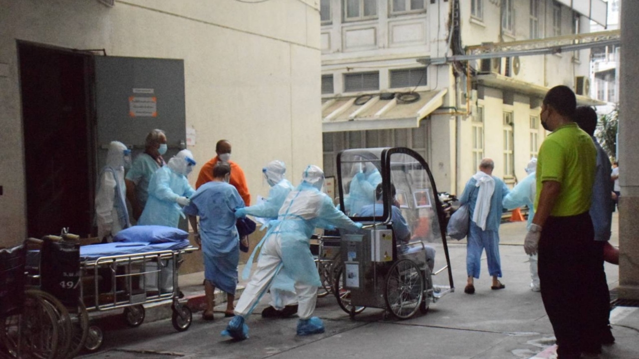 โกลาหล ไฟไหม้วอร์ดผู้ป่วยโควิด โรงพยาบาลศิริราช โชคดีดับได้เร็ว