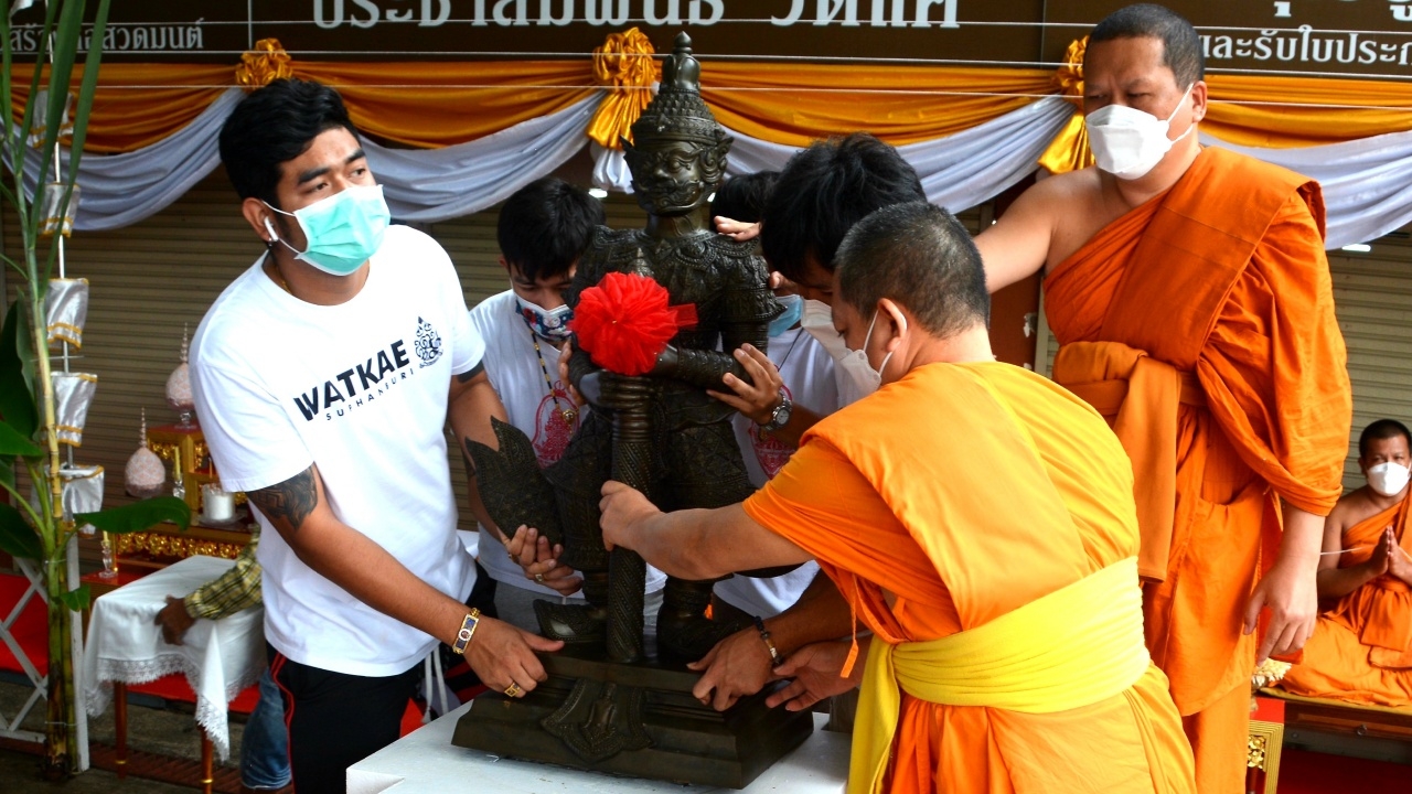 ชาวบ้านร่วมพิธีอัญเชิญองค์ "ท้าวเวสสุวรรณ" คอหวยไม่พลาด "เลขเด็ด" ลุ้นโชค