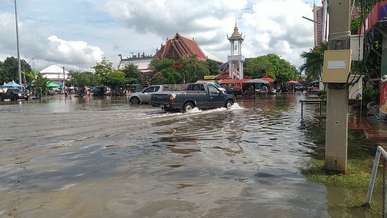 ฝนตกทำนครชัยศรีอ่วม น้ำล้นตลิ่งเอ่อท่วมวัด ชุมชน และตลาดเก่า 100 ปี