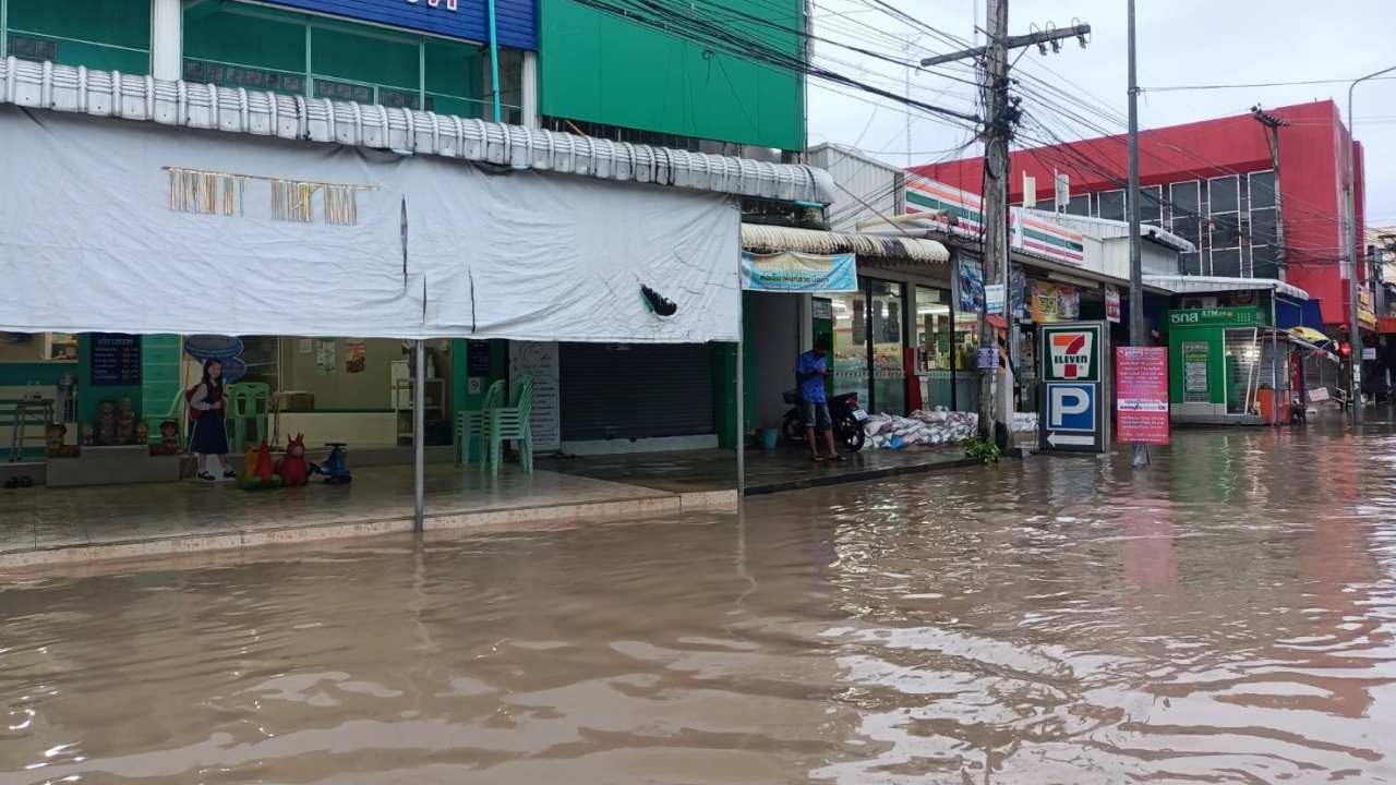 น้ำท่วมที่ อ.หนองฉางหลังอ่างทับเสลาล้นทะลัก พื้นที่เศรษฐกิจท่วมหนัก