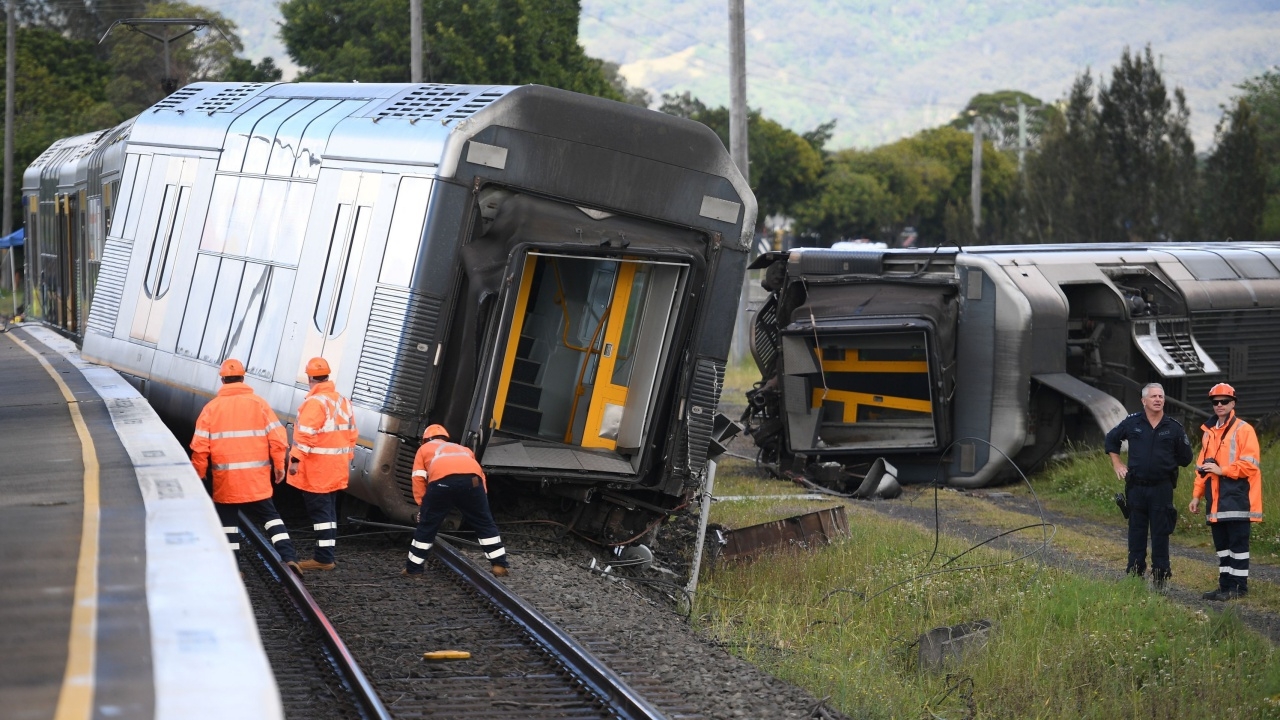 รถไฟพุ่งชนรถตู้ปริศนา พลิกตกรางเจ็บหลายรายในออสเตรเลีย