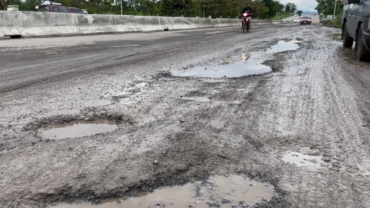 ดวงจันทร์โผล่ ที่บึงสามพัน เพชรบูรณ์ ชาวบ้านผวา กลัวอุบัติเหตุ (คลิป)