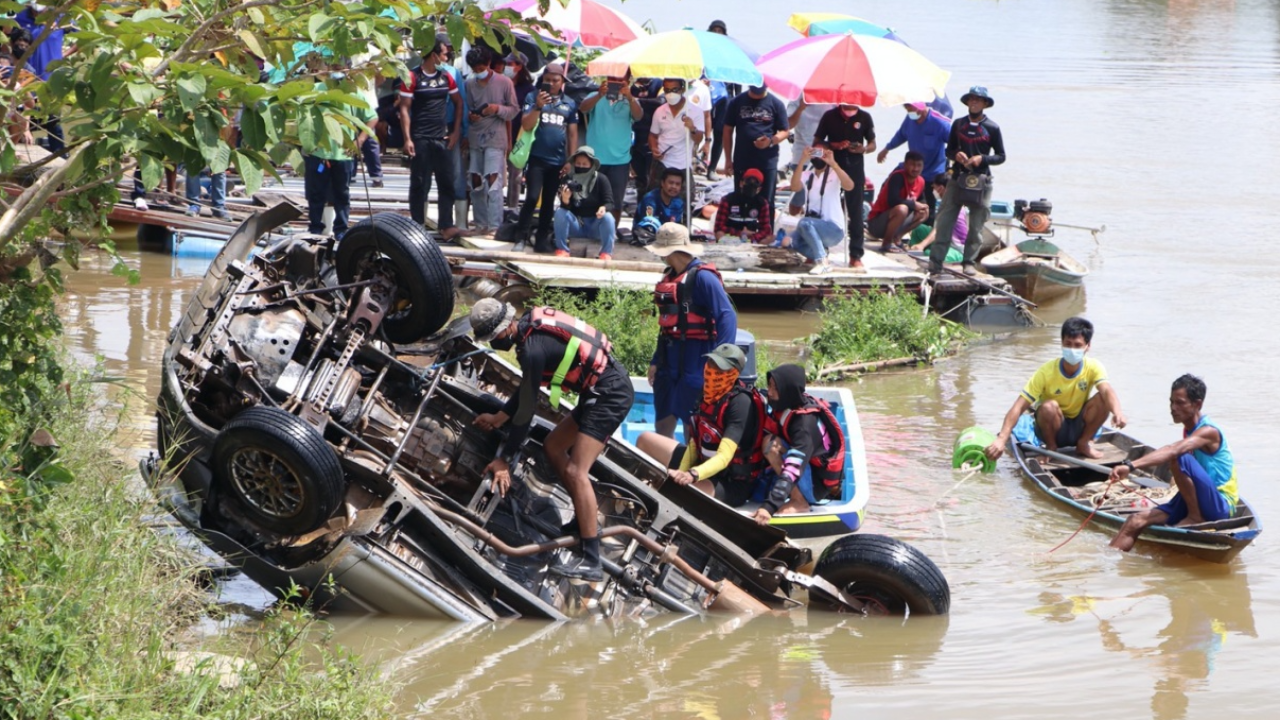 สลด หนุ่มป่วยประสาท แอบขึ้นนั่งหลังพวงมาลัย ขับรถตกแม่น้ำตาปีดับ 