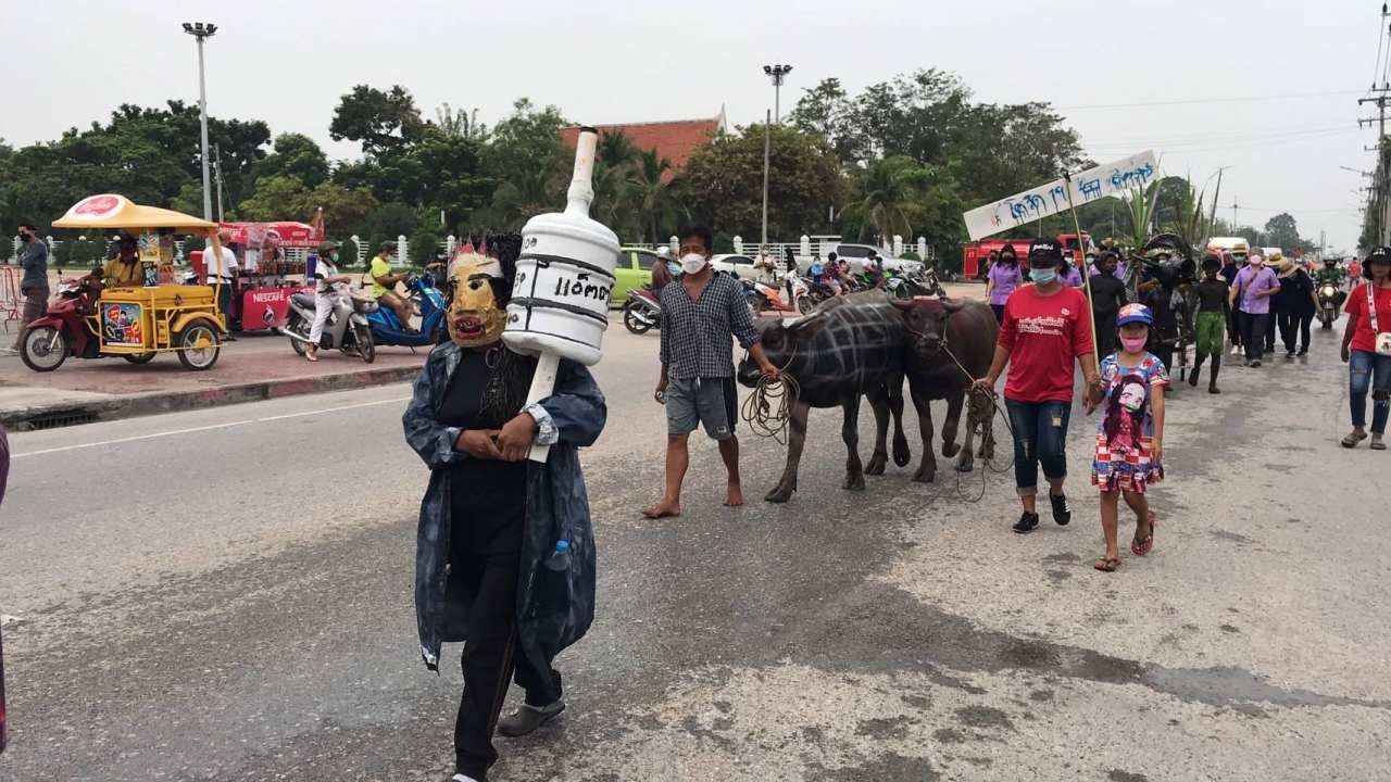 สุดหงอย งานประเพณีวิ่งควายชลบุรี ปีที่ 150 ยังจัดอยู่ แต่งดวิ่งควายเร็ว