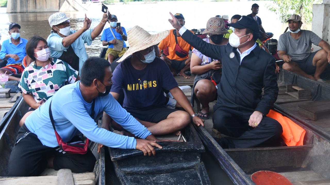 พล.อ.ประยุทธ์ บอกชาวบ้านอินทร์บุรี "รักนายกฯลุงตู่ ลุงตู่ก็รักพวกเราเหมือนกัน"