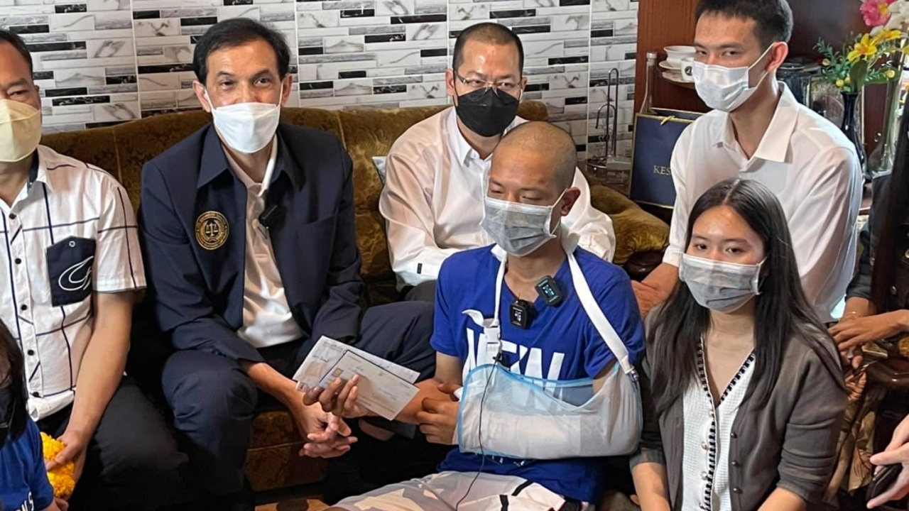 ทนายอนันต์ชัย มอบ 1 แสนช่วยบาส มีดคู่ ยกเคส 7 โจ๋รุมฆ่าชายพิการ เทียบ