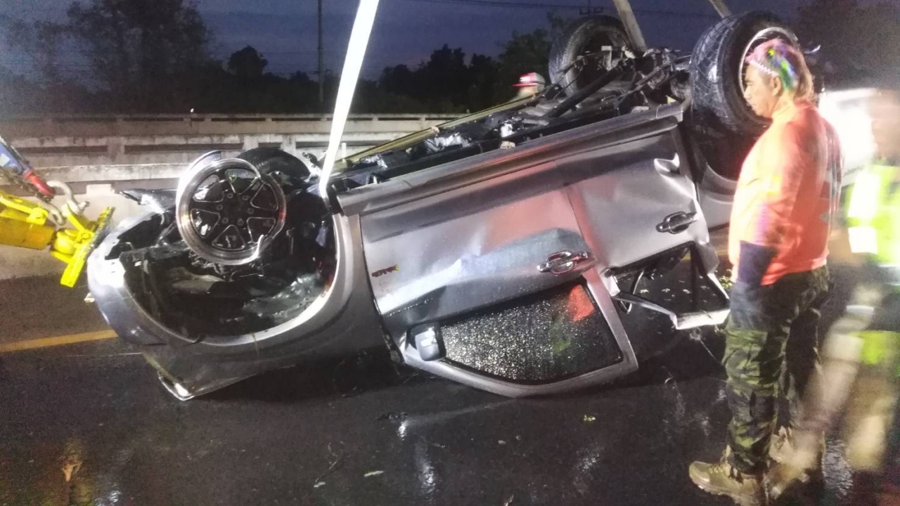 หนุ่มพร้อมครอบครัวซิ่งกระบะ เกิดหลับในชนคอสะพานตกคลองดับ 1 สาหัส 4