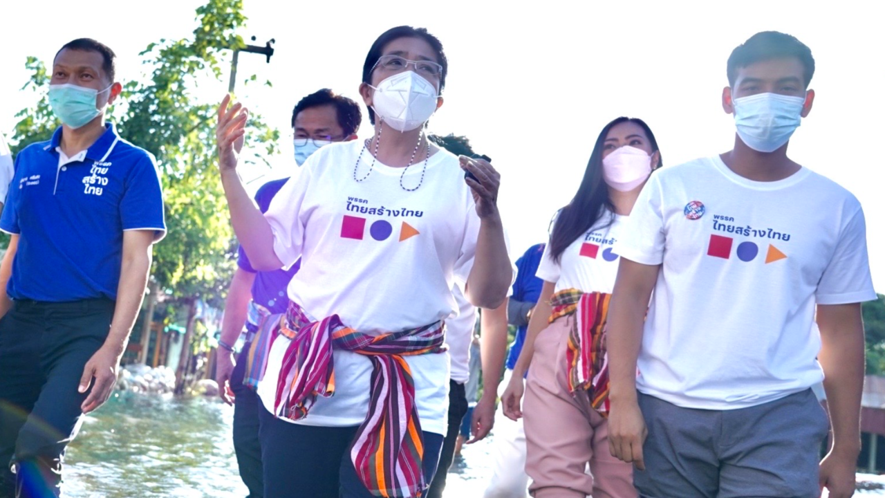 "เจ๊หน่อย" นำทีม "ไทยสร้างไทย" ลุยน้ำท่วม ช่วยชาวบ้าน "มหาสารคาม"