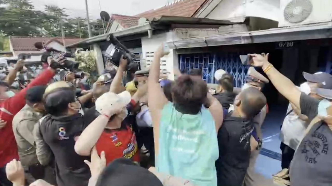 แห่รอกระทืบพ่อเลี้ยงโหด พบบังคับเด็กกินฉี่ พริกป่น อ้วกตัวเอง