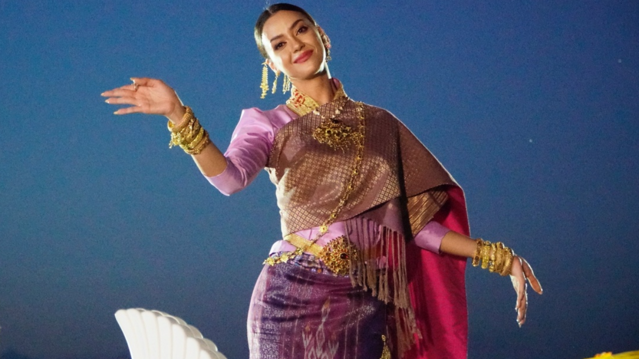 สวยงาม "อแมนด้า" รำบวงสรวงบูชาพญานาค เห็นบั้งไฟขึ้นแล้วกว่า 50 ลูก