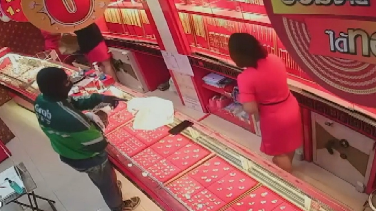 ยังไม่ได้ตัวโจรชุดแกร็บ บุกชิงทอง 2 ล้านในห้างฯ ที่ชุมพร